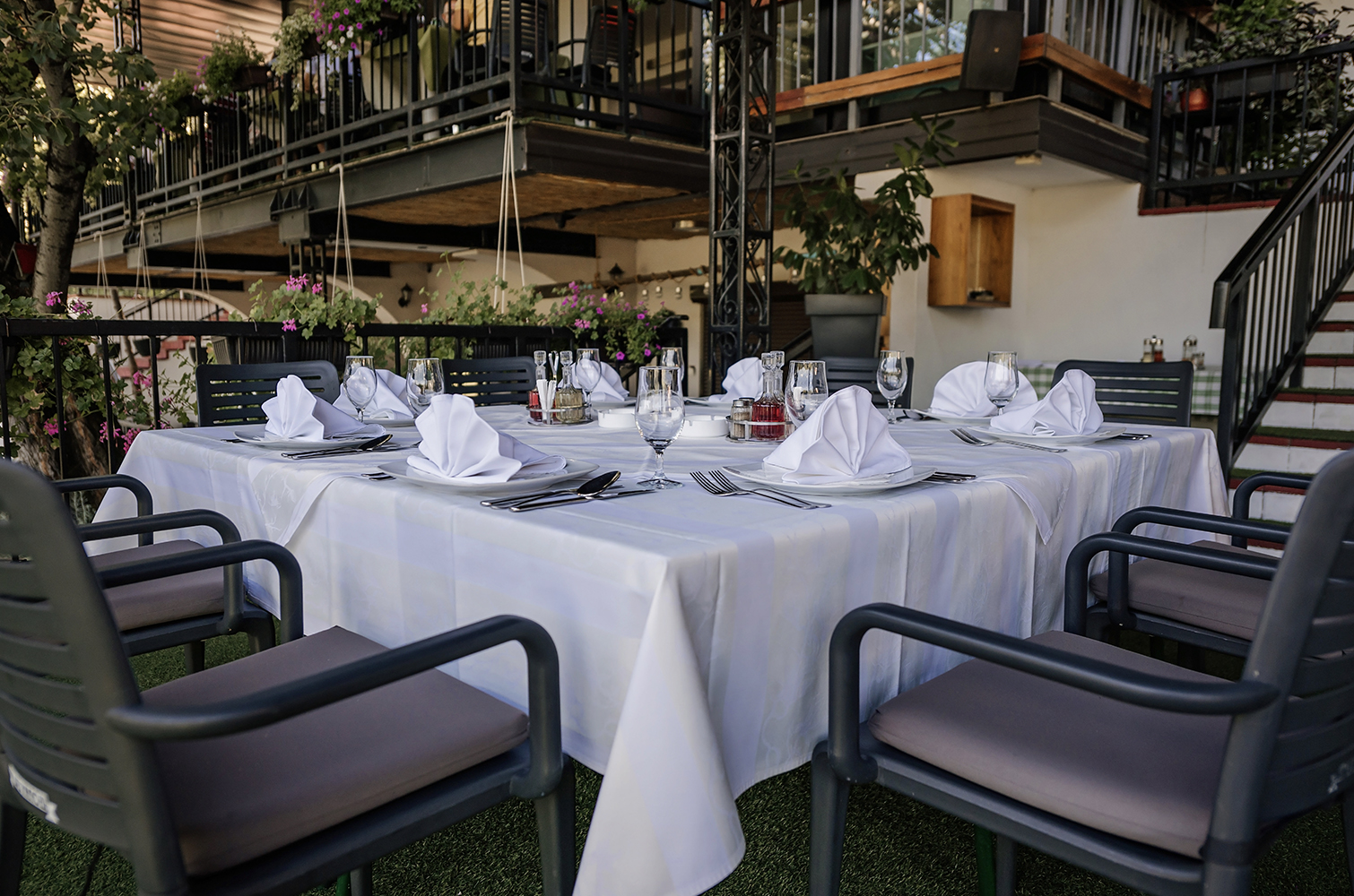 Terasa restorana Plaža sa postavljenim stolom